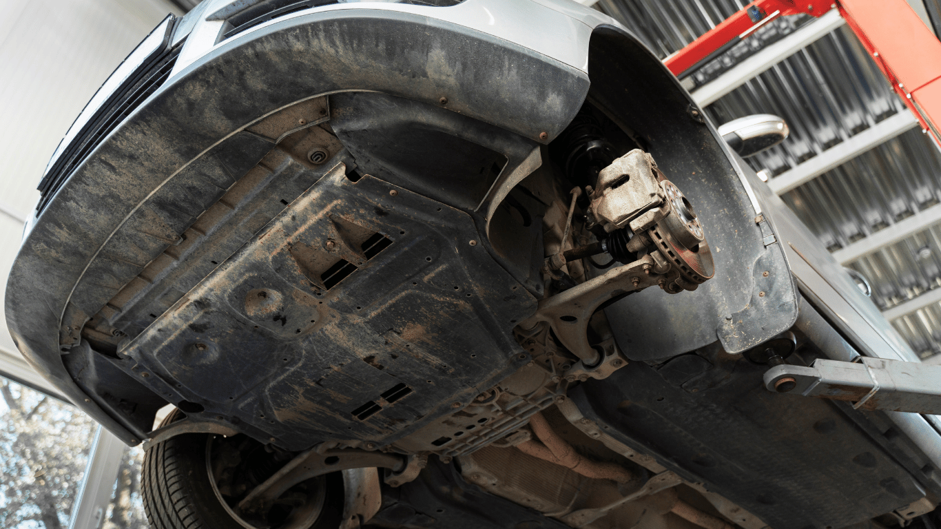 hrdzavý podvozok auta